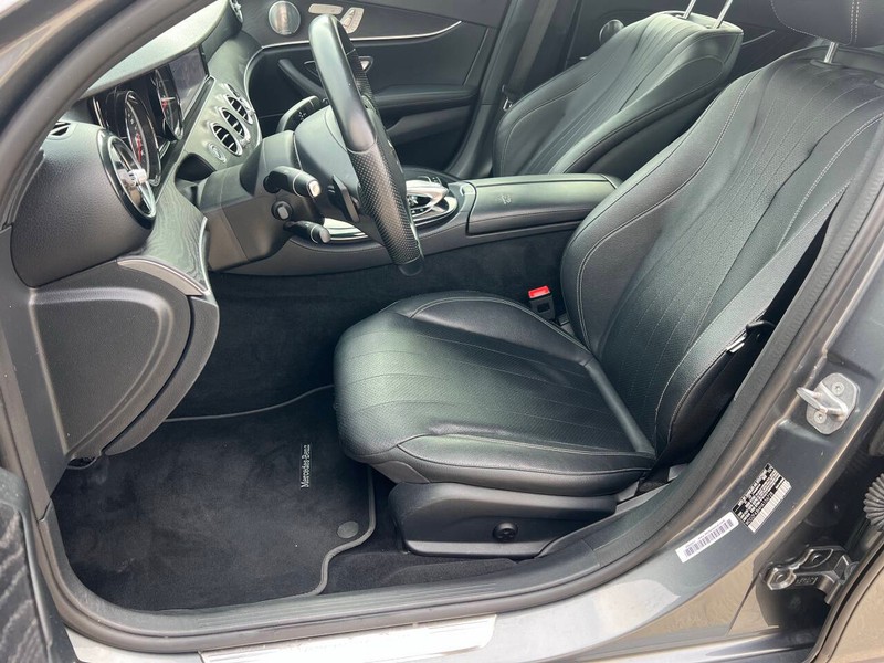 Mercedes-Benz E-Class Vehicle Full-screen Gallery Image 12