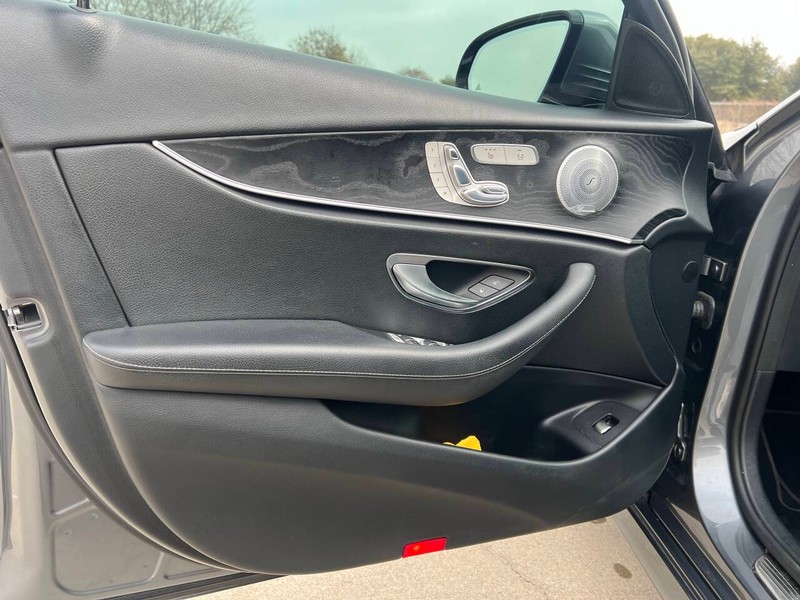 Mercedes-Benz E-Class Vehicle Full-screen Gallery Image 13