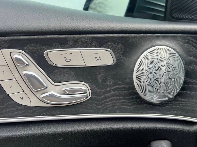 Mercedes-Benz E-Class Vehicle Full-screen Gallery Image 14