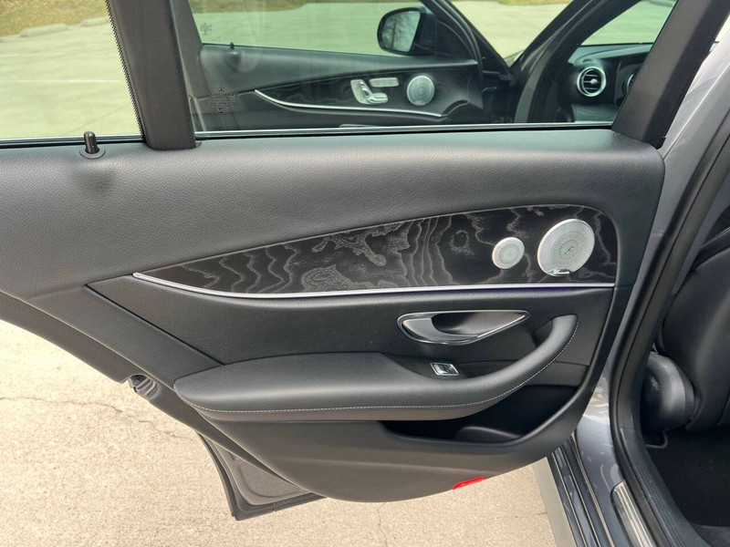 Mercedes-Benz E-Class Vehicle Full-screen Gallery Image 15