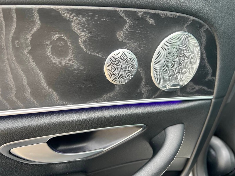 Mercedes-Benz E-Class Vehicle Full-screen Gallery Image 16