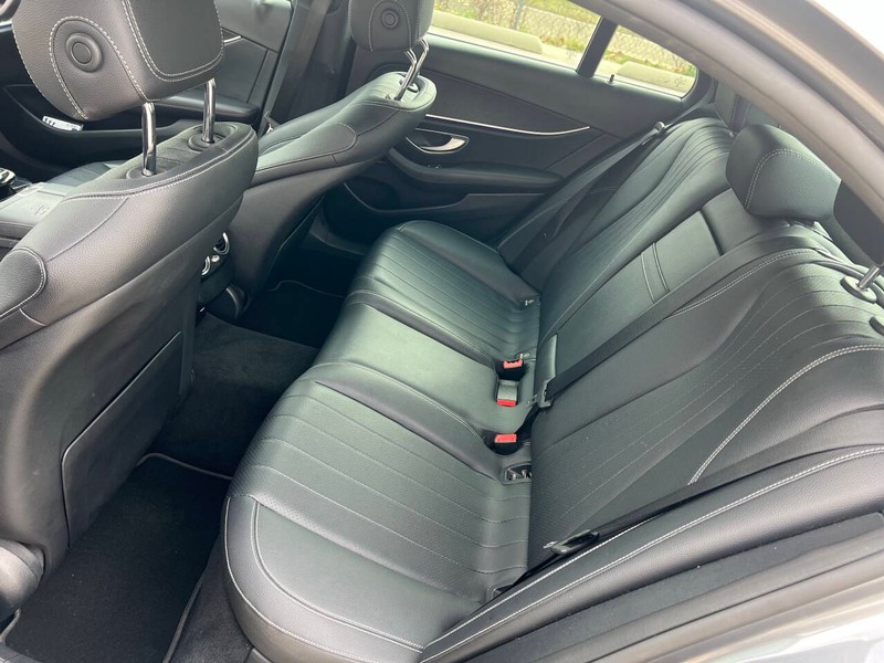 Mercedes-Benz E-Class Vehicle Full-screen Gallery Image 17