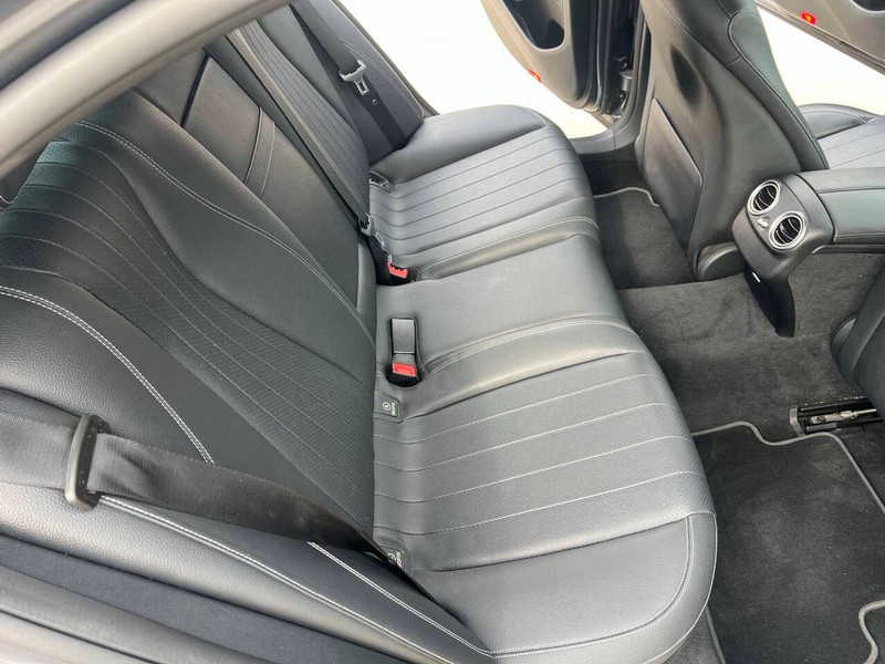 Mercedes-Benz E-Class Vehicle Full-screen Gallery Image 18