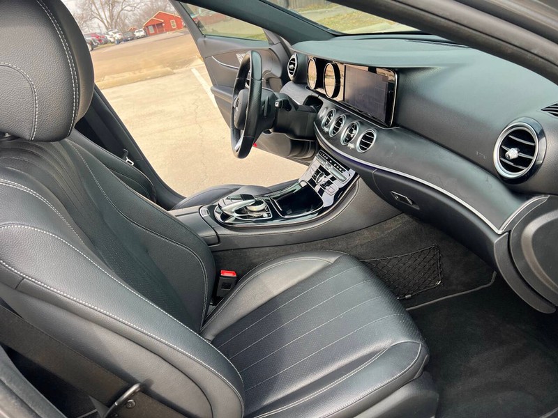 Mercedes-Benz E-Class Vehicle Full-screen Gallery Image 19