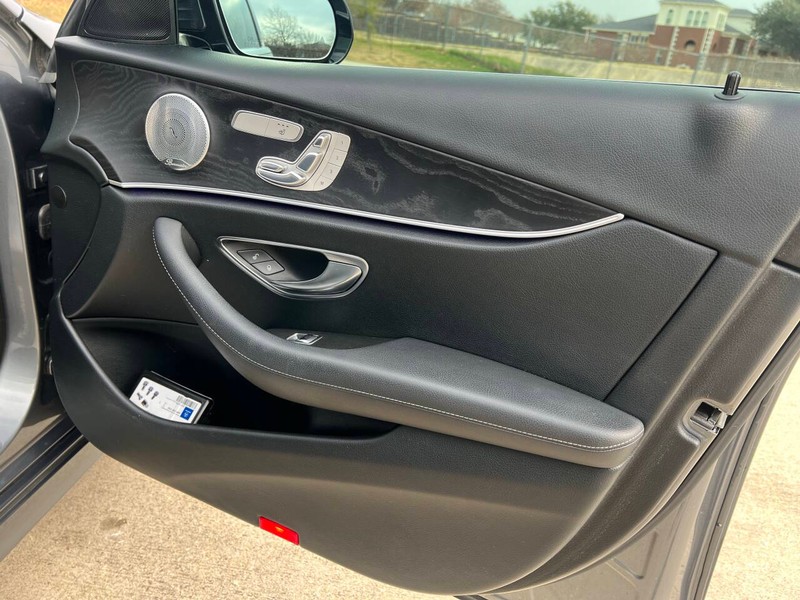 Mercedes-Benz E-Class Vehicle Full-screen Gallery Image 20