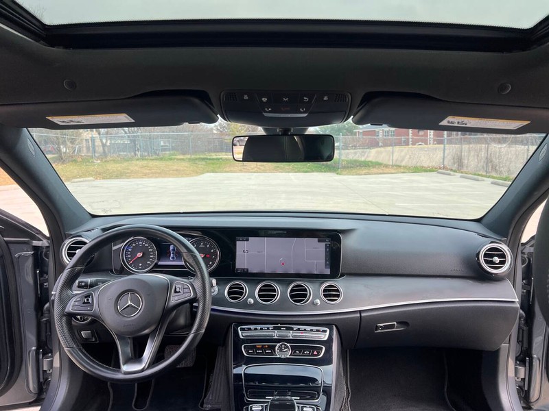 Mercedes-Benz E-Class Vehicle Full-screen Gallery Image 21