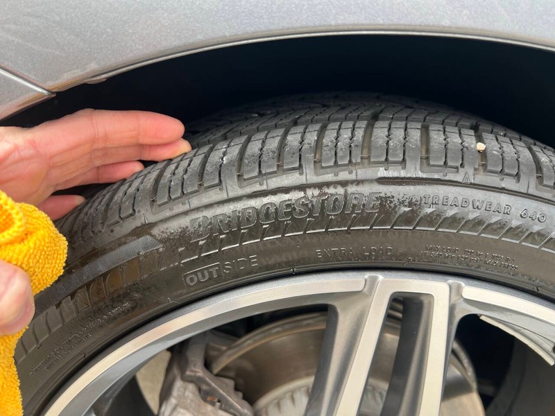 Mercedes-Benz E-Class Vehicle Full-screen Gallery Image 22