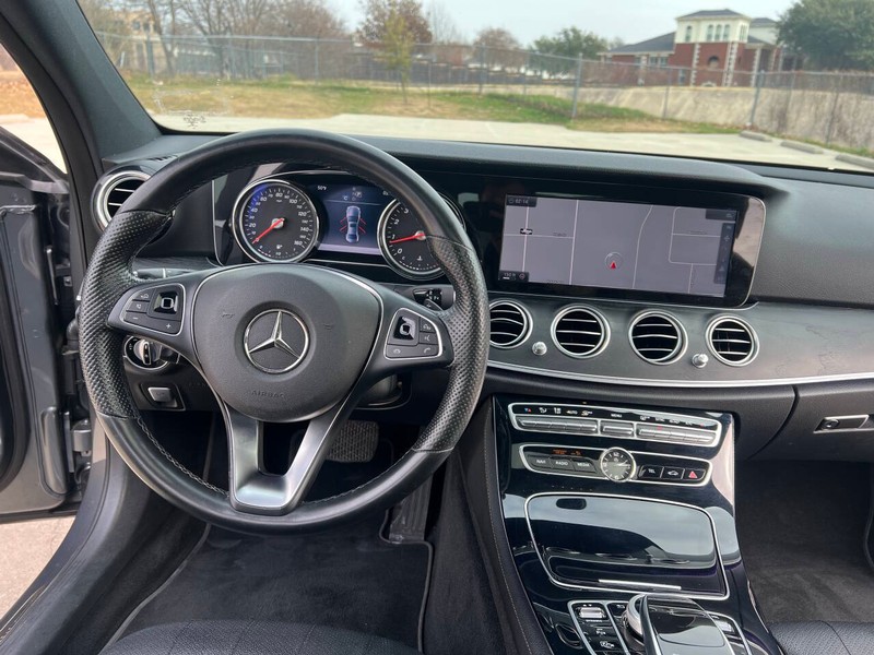 Mercedes-Benz E-Class Vehicle Full-screen Gallery Image 23