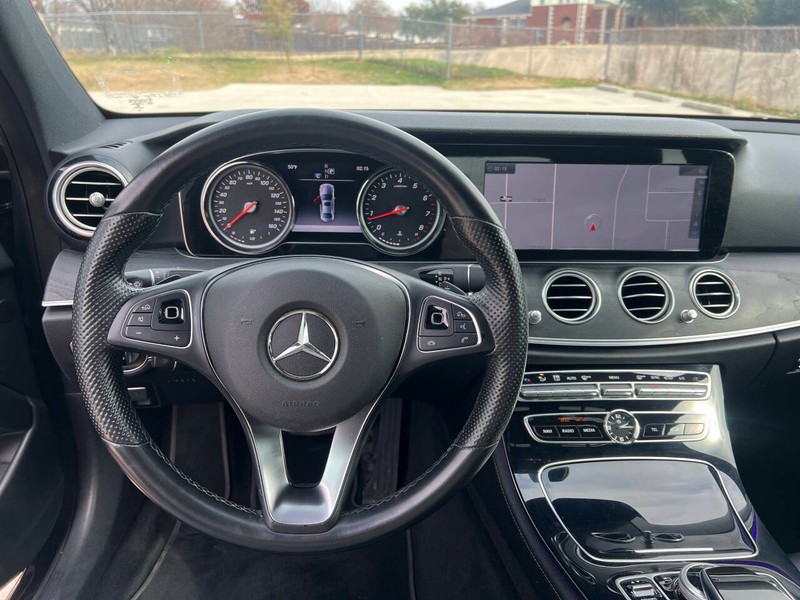 Mercedes-Benz E-Class Vehicle Full-screen Gallery Image 24