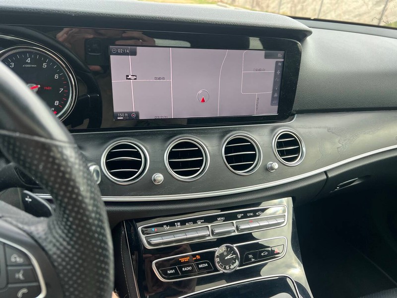 Mercedes-Benz E-Class Vehicle Full-screen Gallery Image 25