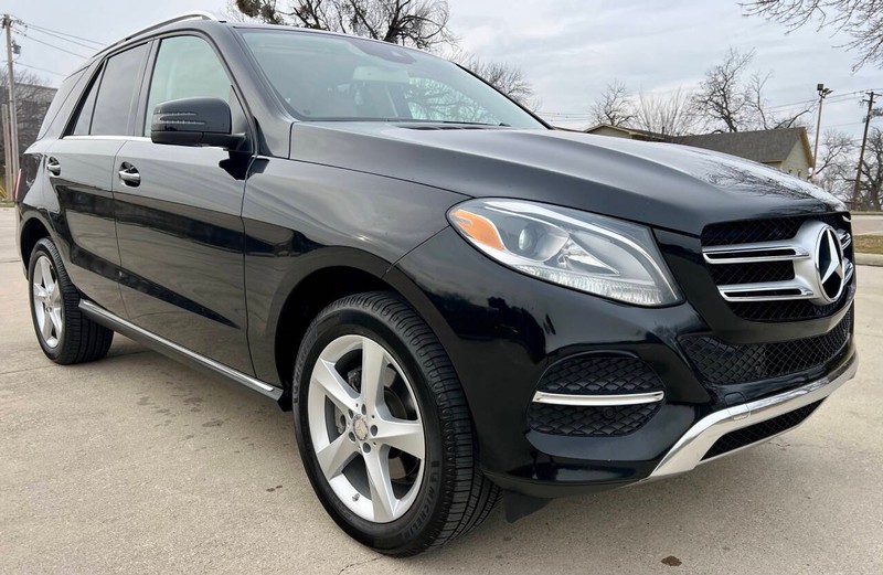 Mercedes-Benz GLE Vehicle Full-screen Gallery Image 03