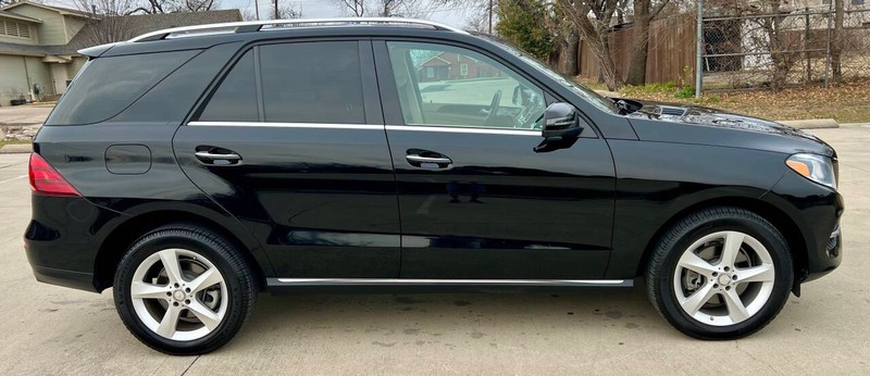 Mercedes-Benz GLE Vehicle Full-screen Gallery Image 04