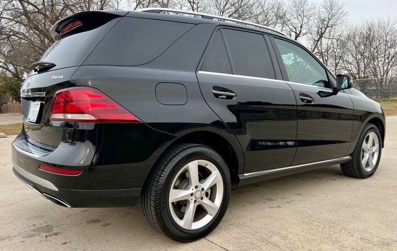Mercedes-Benz GLE Vehicle Full-screen Gallery Image 05