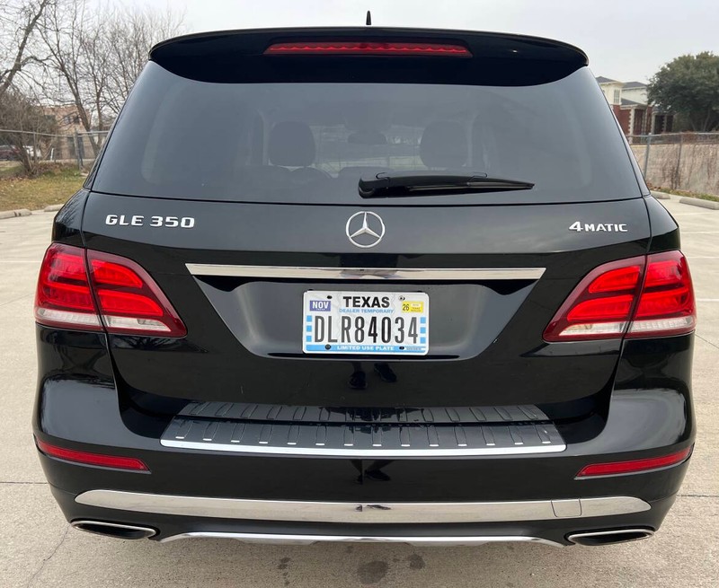 Mercedes-Benz GLE Vehicle Full-screen Gallery Image 06