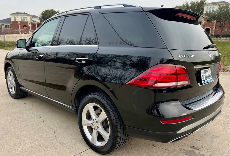 Mercedes-Benz GLE Vehicle Full-screen Gallery Image 07