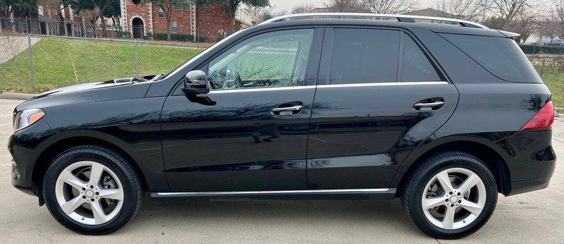 Mercedes-Benz GLE Vehicle Full-screen Gallery Image 08