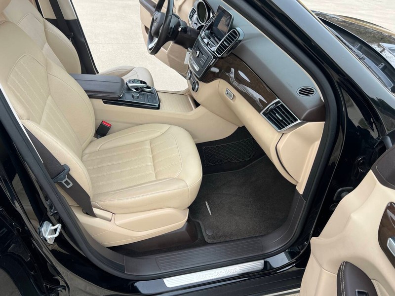 Mercedes-Benz GLE Vehicle Full-screen Gallery Image 10