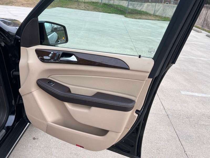 Mercedes-Benz GLE Vehicle Full-screen Gallery Image 11