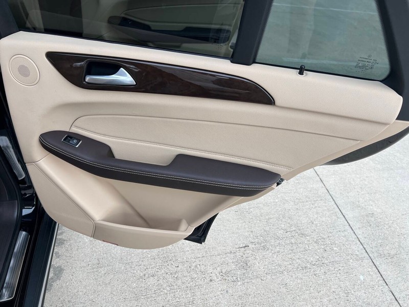 Mercedes-Benz GLE Vehicle Full-screen Gallery Image 12