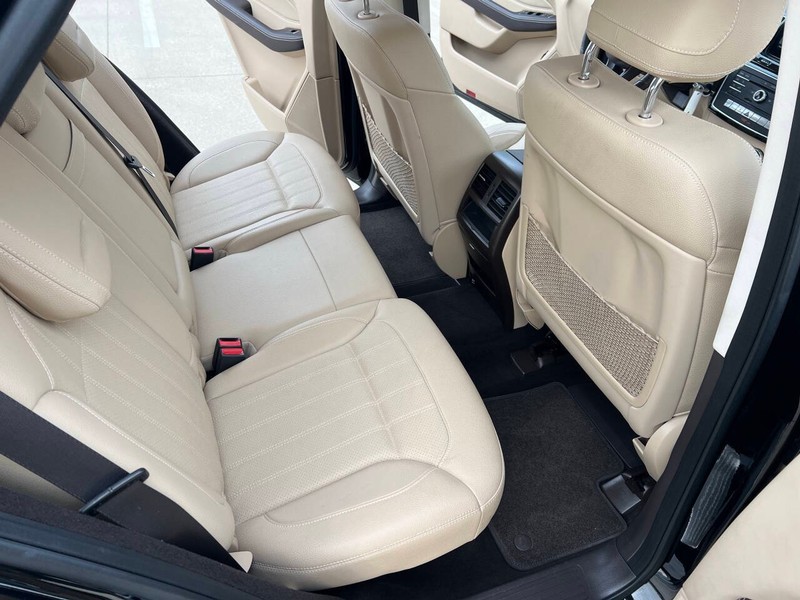 Mercedes-Benz GLE Vehicle Full-screen Gallery Image 13