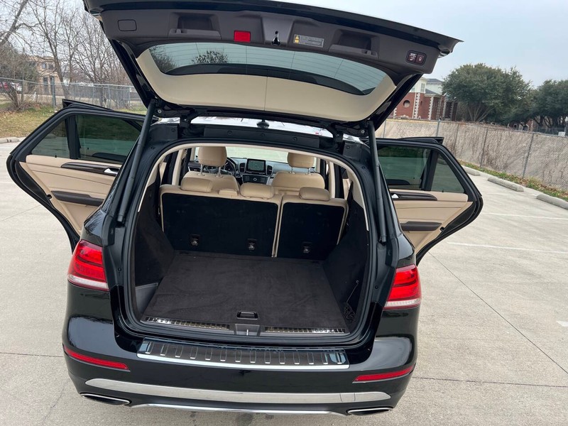 Mercedes-Benz GLE Vehicle Full-screen Gallery Image 14