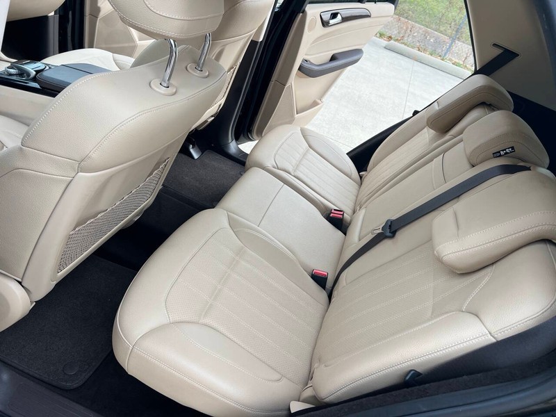 Mercedes-Benz GLE Vehicle Full-screen Gallery Image 15