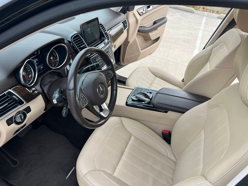 Mercedes-Benz GLE Vehicle Full-screen Gallery Image 16