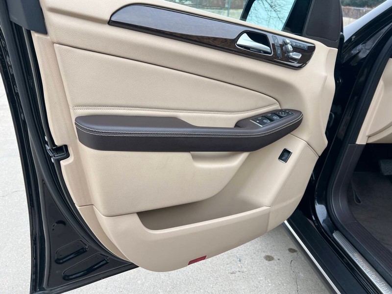 Mercedes-Benz GLE Vehicle Full-screen Gallery Image 17