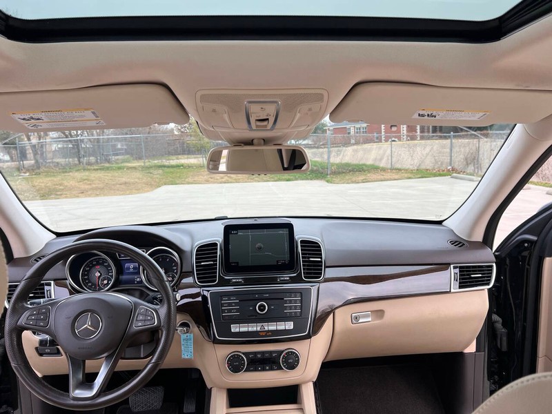 Mercedes-Benz GLE Vehicle Full-screen Gallery Image 18