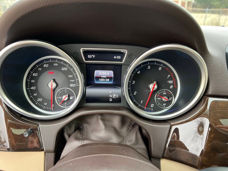 Mercedes-Benz GLE Vehicle Full-screen Gallery Image 20