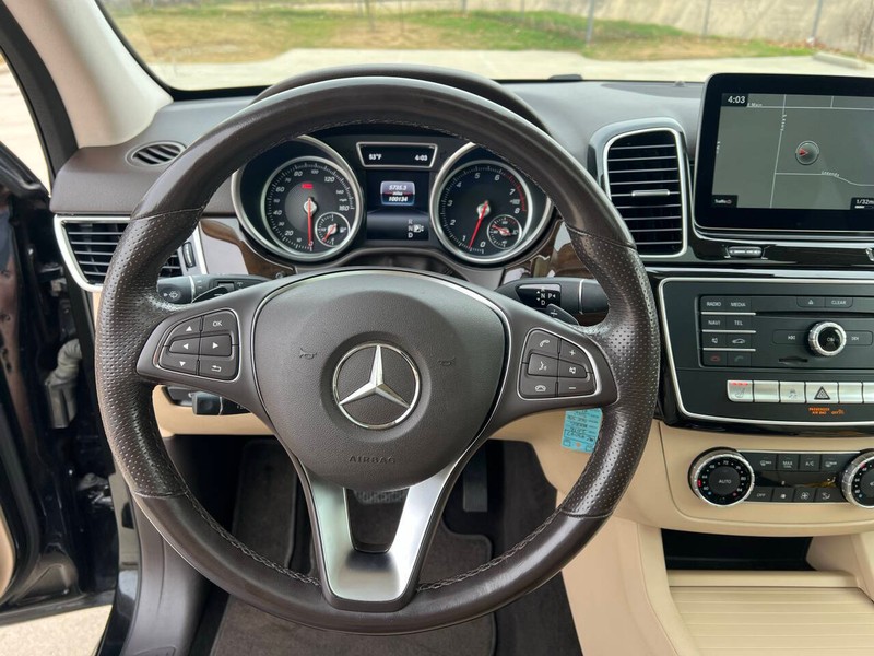 Mercedes-Benz GLE Vehicle Full-screen Gallery Image 21