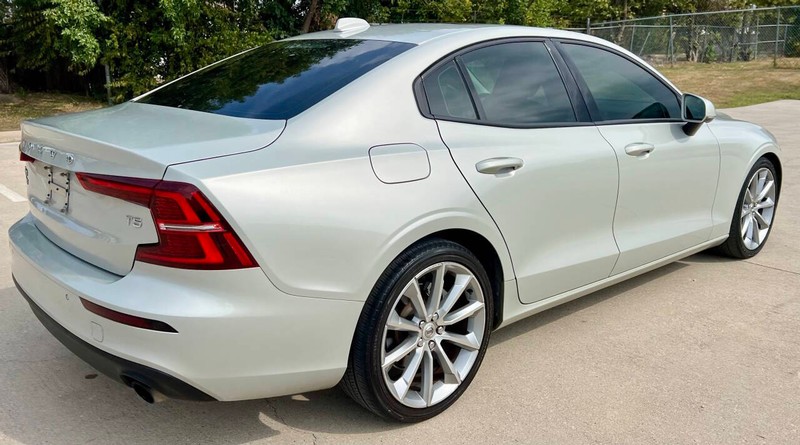 Volvo S60 Vehicle Full-screen Gallery Image 04