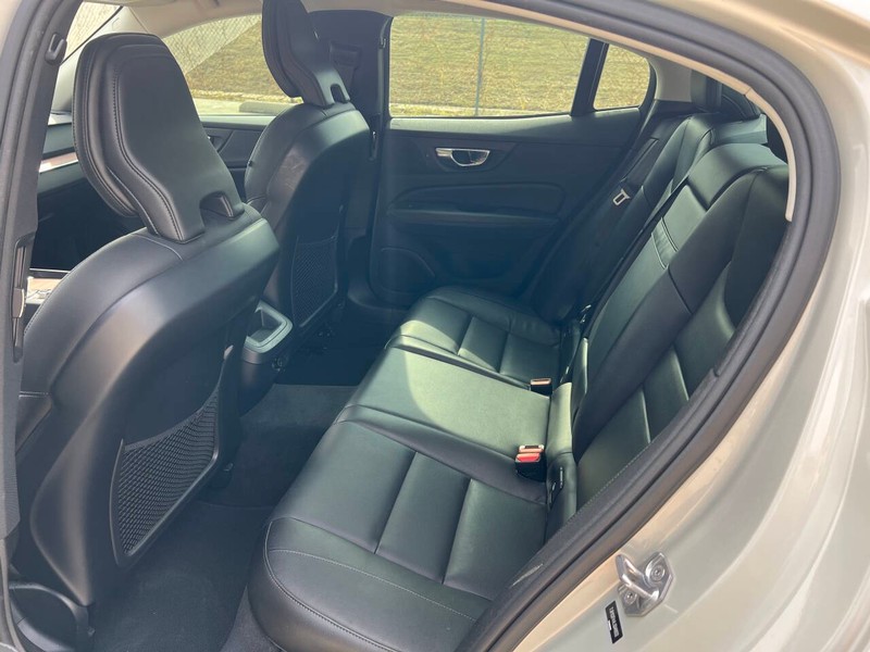 Volvo S60 Vehicle Full-screen Gallery Image 11