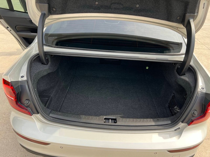 Volvo S60 Vehicle Full-screen Gallery Image 12