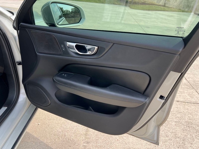 Volvo S60 Vehicle Full-screen Gallery Image 14