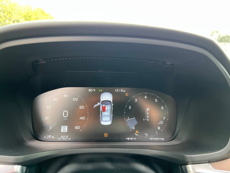 Volvo S60 Vehicle Full-screen Gallery Image 18