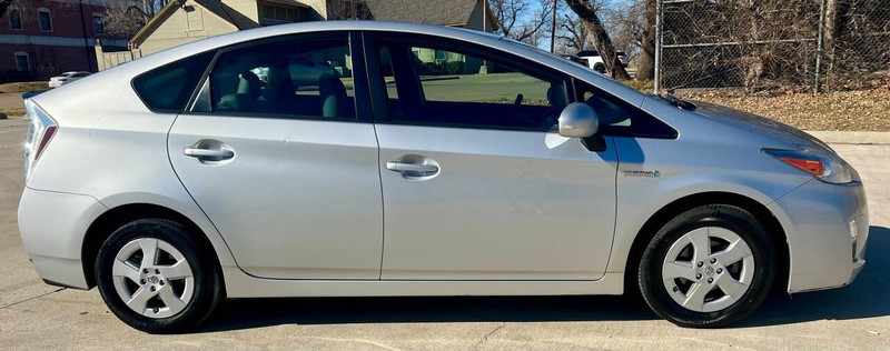 Toyota Prius Vehicle Full-screen Gallery Image 02