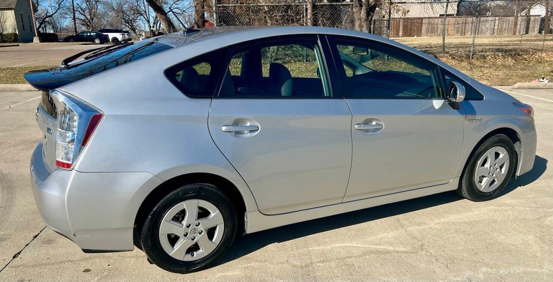 Toyota Prius Vehicle Full-screen Gallery Image 03