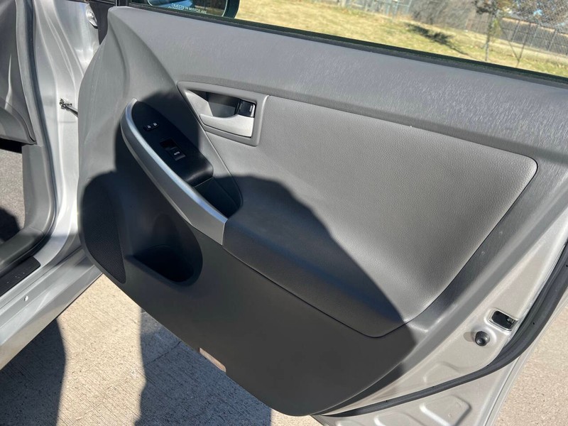 Toyota Prius Vehicle Full-screen Gallery Image 11