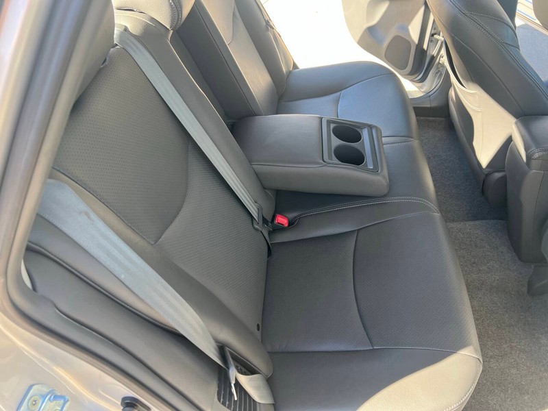 Toyota Prius Vehicle Full-screen Gallery Image 12