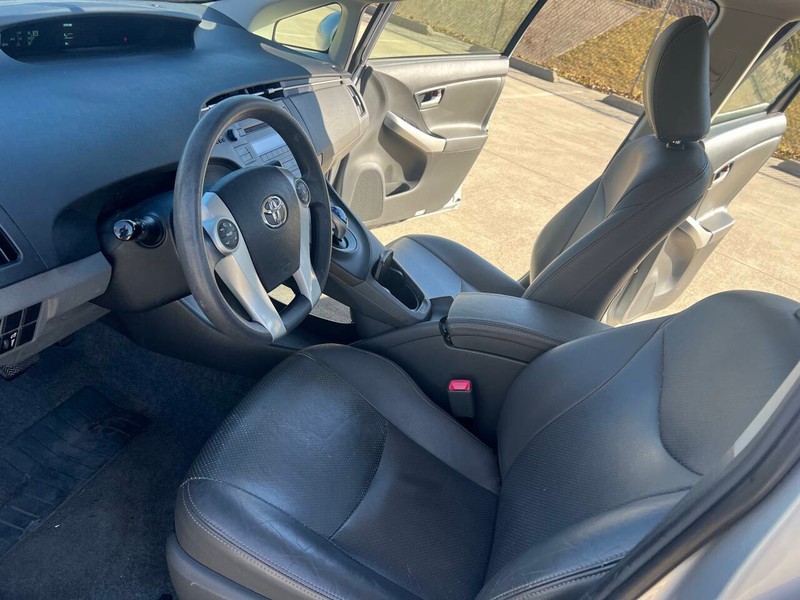 Toyota Prius Vehicle Full-screen Gallery Image 13