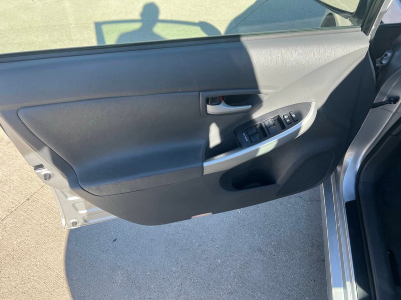 Toyota Prius Vehicle Full-screen Gallery Image 14