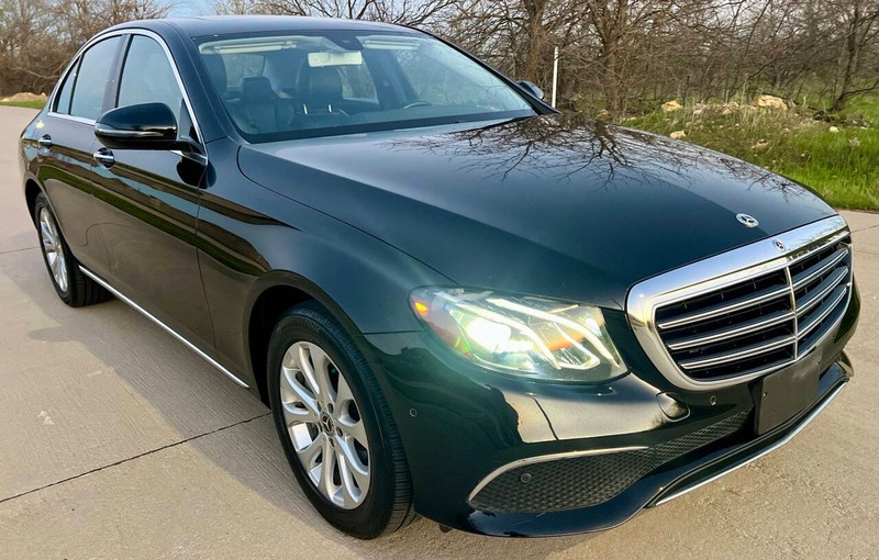 Mercedes-Benz E-Class Vehicle Full-screen Gallery Image 01