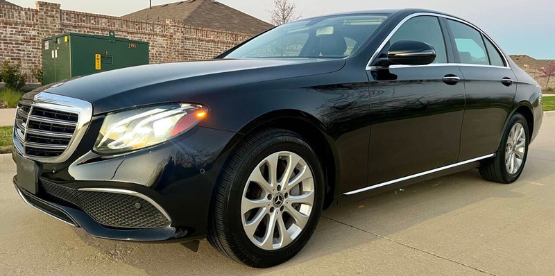 Mercedes-Benz E-Class Vehicle Full-screen Gallery Image 02