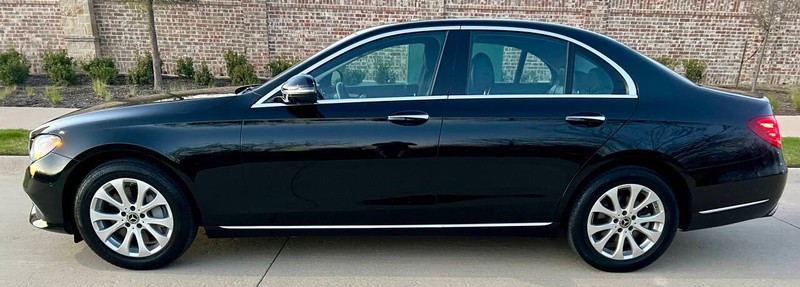 Mercedes-Benz E-Class Vehicle Full-screen Gallery Image 03