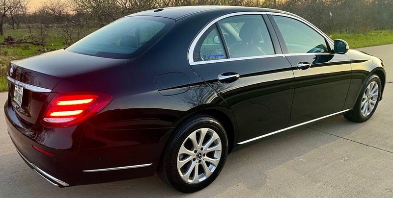 Mercedes-Benz E-Class Vehicle Full-screen Gallery Image 04