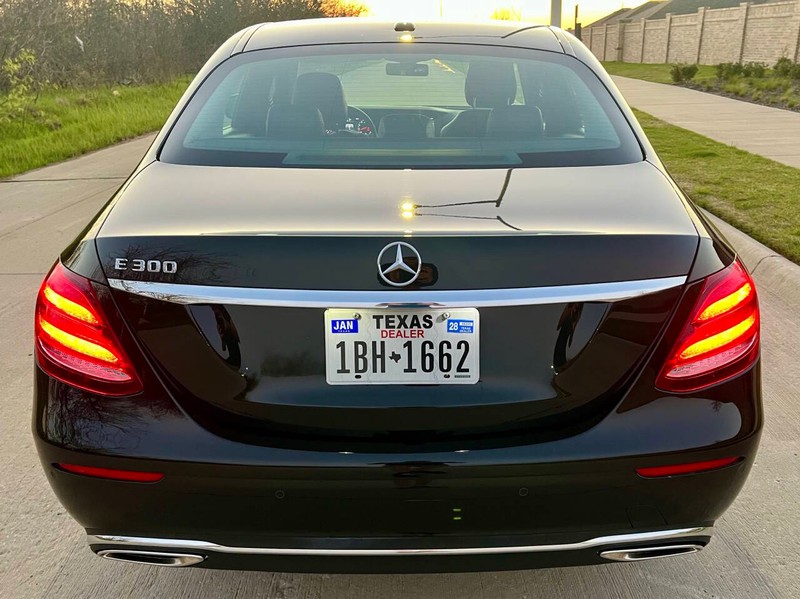 Mercedes-Benz E-Class Vehicle Full-screen Gallery Image 05