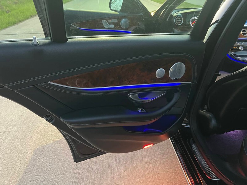 Mercedes-Benz E-Class Vehicle Full-screen Gallery Image 08