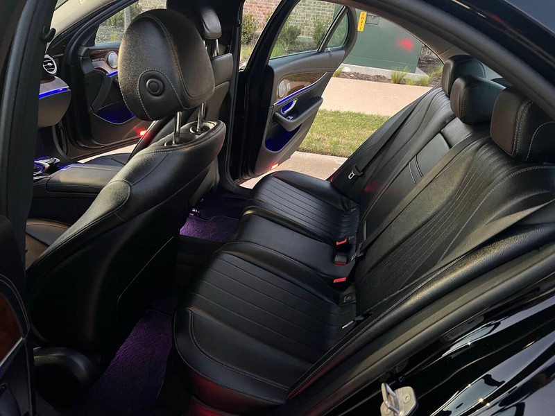 Mercedes-Benz E-Class Vehicle Full-screen Gallery Image 10