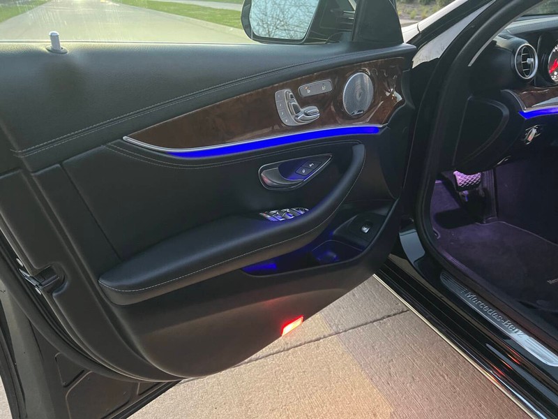 Mercedes-Benz E-Class Vehicle Full-screen Gallery Image 11